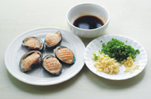 葱油鲍鱼,<a style='color:red;display:inline-block;' href='/shicai/ 3250'>葱</a>姜蒜分别切成末备用，<a style='color:red;display:inline-block;' href='/shicai/ 864'>蒸鱼豉油</a>加<a style='color:red;display:inline-block;' href='/shicai/ 718'>料酒</a>和<a style='color:red;display:inline-block;' href='/shicai/ 134296'>白胡椒粉</a>拌匀备用。