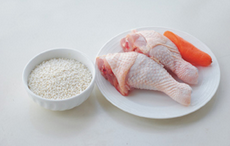 糯米鸡肉卷,准备所需材料。并提前将糯米洗净,用清<a style='color:red;display:inline-block;' href='/shicai/ 156925'>水</a>浸泡约30分钟备用,然后用电饭煲煮成糯米饭。