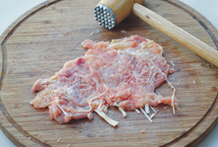 糯米鸡肉卷,用肉锤或者刀背拍打,将鸡腿肉拍至面积变大。