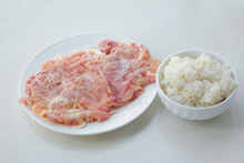 糯米鸡肉卷,处理好的鸡腿肉撒少许盐和白<a style='color:red;display:inline-block;' href='/shicai/ 720'>胡椒粉</a>、<a style='color:red;display:inline-block;' href='/shicai/ 718'>料酒</a>腌制20分钟。煮熟的糯米饭盛出备用。