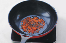 糯米鸡肉卷,炒锅里烧热油,放入切碎的<a style='color:red;display:inline-block;' href='/shicai/ 25'>胡萝卜</a>末煸炒1分钟。