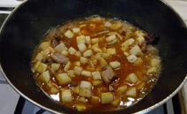 川味土豆烧排骨,加入煎黄的土豆块,烧5分钟至汤汁收干,用盐、<a style='color:red;display:inline-block;' href='/shicai/ 10588'>糖</a>调味即可