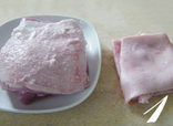 香煎五花肉,将五花肉的肉皮去除,不然煎或者烤出的肉皮部分咬不动,这个步骤最好让卖肉的同志帮忙完成,肉皮可以做肉皮冻