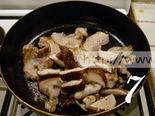 香煎五花肉,煎好的五花肉会溢出大量的油,可以放入蘑菇、洋葱等蔬菜煎熟,很香
