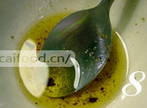 香煎五花肉,用五香油、盐、<a style='color:red;display:inline-block;' href='/shicai/ 10404'>花椒面</a>兑成椒盐油蘸食五花肉，或者用韩国豆酱、辣酱蘸食也很好，最好用<a style='color:red;display:inline-block;' href='/shicai/ 121'>生菜</a>将调好味的五花肉以及辣椒、<a style='color:red;display:inline-block;' href='/shicai/ 2794'>大蒜</a>包起来吃，很好吃