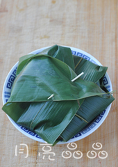 粽香蚝油蒸排骨,包起来,用牙签固定