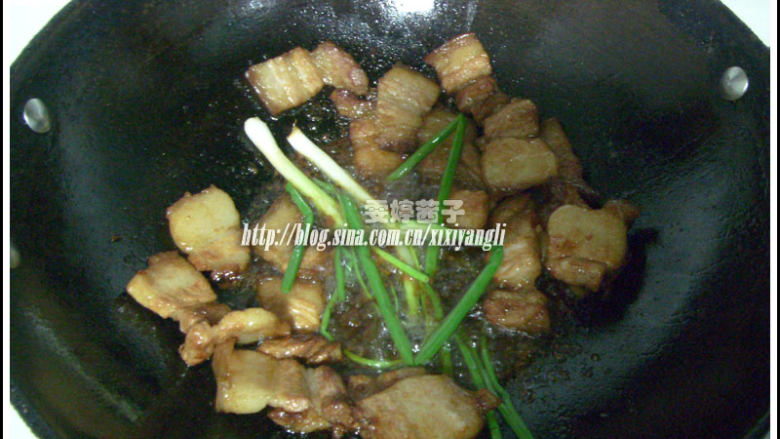 客家霉干菜扣肉,等到肉片上色收汁的时候,将两根<a style='color:red;display:inline-block;' href='/shicai/ 138'>大葱</a>放入油里炸一下,提升香味,然后捞出备用