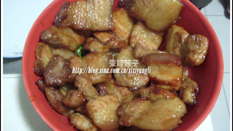 客家霉干菜扣肉,将炒好的肉片放入碗中(这个步骤对于懒人来讲可以随意排列,如果要显示厨艺的,就要切大块肉,然后将皮朝下码整齐啦:)