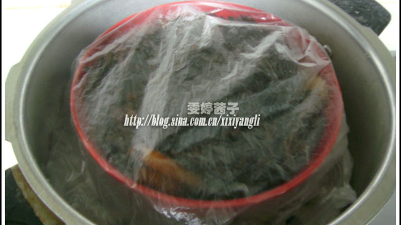 客家霉干菜扣肉,将整好的扣肉放入高压锅,上面盖保鲜膜,大火蒸30分钟,然后倒扣入盘就可享用。千年极寒,温暖你的心和胃一定要靠这碗:【客家霉干菜扣肉】懒人速成版简单吧:)