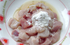 酸辣萝卜炒鸡丁,<a style='color:red;display:inline-block;' href='/shicai/ 101'>鸡胸肉</a>切丁,用玉米淀粉,酒,盐腌制下。