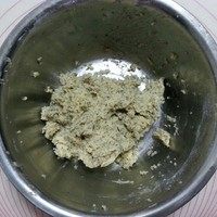 红茶酥饼,加入到步骤3的黄油糊中，用刮刀翻拌均匀。