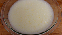 蛤蛎蒸蛋,<a style='color:red;display:inline-block;' href='/shicai/ 9'>鸡蛋</a>和水1:1的比例混合,用打蛋器打均匀