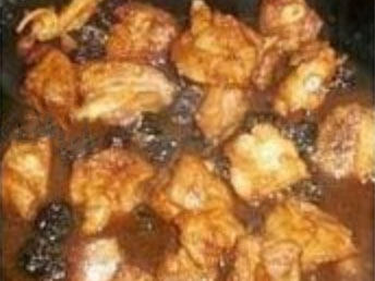 梅子排骨,翻炒后加入西西果,加水漫过食材。盖上锅盖,大火煮开后,加入醋和白<a style='color:red;display:inline-block;' href='/shicai/ 10588'>糖</a>