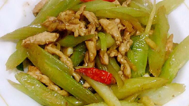 西芹炒肉,底油加葱姜丝<a style='color:red;display:inline-block;' href='/shicai/ 86663'>红辣椒</a>，炒香后放西芹，加盐，大火翻炒后加肉，加入生抽，少量<a style='color:red;display:inline-block;' href='/shicai/ 768'>香醋</a>，<a style='color:red;display:inline-block;' href='/shicai/ 756'>鸡精</a>翻炒出锅
