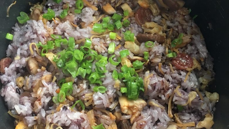 八珍糯米饭,起锅爆炒元贝、虾米、腊肠、香菇,加进浸泡元贝的水,保持菜品丰盈饱满,倒进电饭锅焖5分钟。