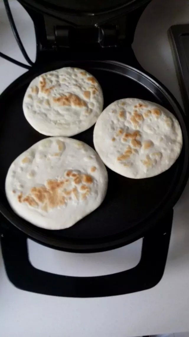 羊肉泡馍,煮肉过程中，制作馍。将<a style='color:red;display:inline-block;' href='/shicai/ 519'>面粉</a>活成面团，醒20分钟。制作成一个个小圆饼，要稍薄一点。