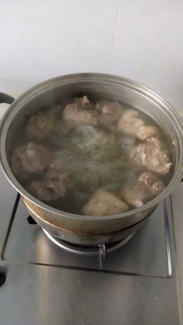 羊肉泡馍,将<a style='color:red;display:inline-block;' href='/shicai/ 329'>羊肉</a>洗净，切大块，放入冷水锅，大火煮开，撇去浮末，放入<a style='color:red;display:inline-block;' href='/shicai/ 700'>花椒</a>，小火煮熟。