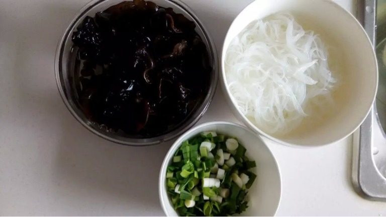 羊肉泡馍,将<a style='color:red;display:inline-block;' href='/shicai/ 233'>木耳</a>，<a style='color:red;display:inline-block;' href='/shicai/ 523'>粉丝</a>泡发，<a style='color:red;display:inline-block;' href='/shicai/ 3349'>蒜苗</a>切末待用。