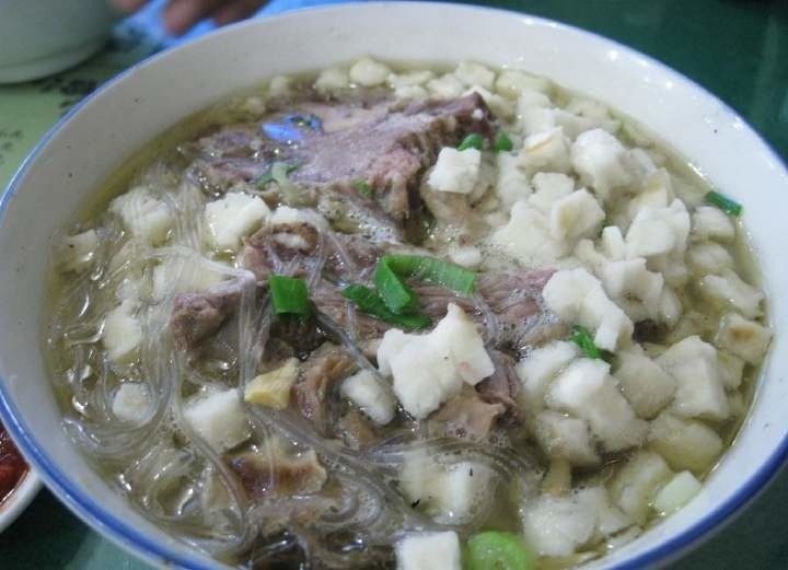 羊肉泡馍,另起锅倒入一碗汤，放入木耳，将馍倒入汤中煮两分钟，放入粉丝，肉片，撒上胡椒粉，调入食盐。起锅时，撒上蒜苗。香喷喷的泡馍出锅了。