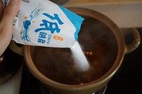 腌咸蛋,放入盐,搅拌至完全融化的饱和盐水。