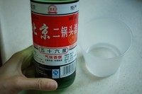 腌咸蛋,彻底晾凉后调入高度白酒,制成腌渍盐水。