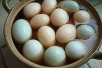 腌咸蛋,将鸭蛋放入盐水中,,因盐分含量高,蛋会浮出水面,可用盘子将蛋压在盐水中,盖上盖子。