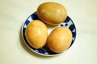 腌咸蛋,用清水冲洗干净后,放入大火烧沸的锅中,煮或蒸10分钟。