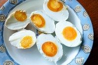 腌咸蛋,温热时吃,出油啦!太美味啦!