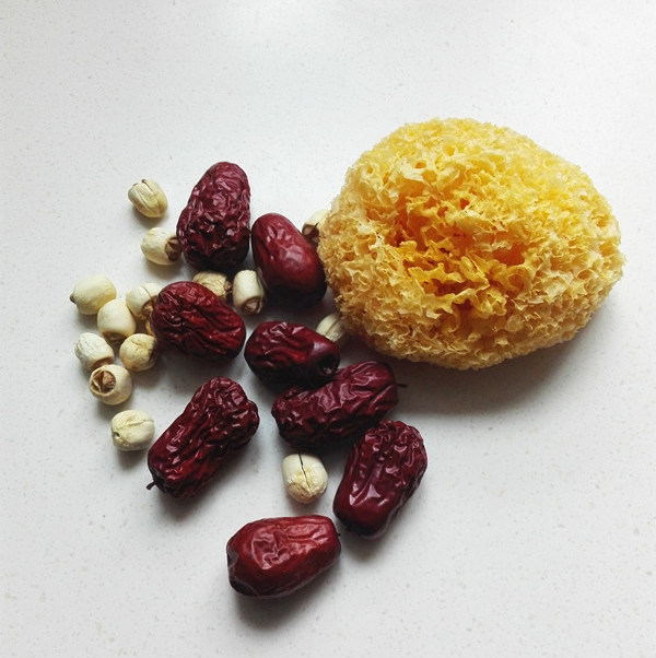 红糖银耳羹,准备的材料,<a style='color:red;display:inline-block;' href='/shicai/ 232'>银耳</a>泡发一朵,实际用量只有一半