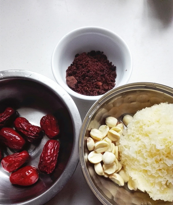 红糖银耳羹,泡发后的莲子去芯,银耳取半朵,红枣洗净