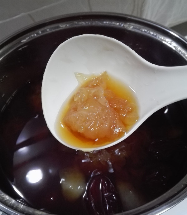红糖银耳羹,炖煮好的红糖银耳羹,非常软糯