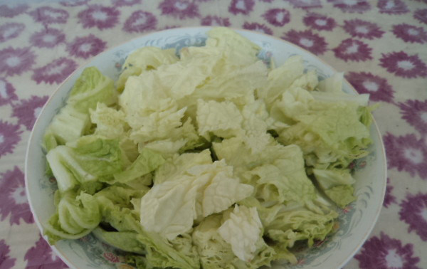 白菜鲫鱼汤,白菜切成块