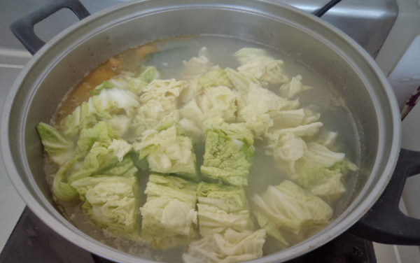 白菜鲫鱼汤,煮至鱼汤发白,白菜入锅同煮