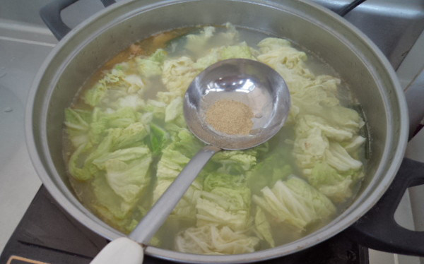 白菜鲫鱼汤,加胡椒粉