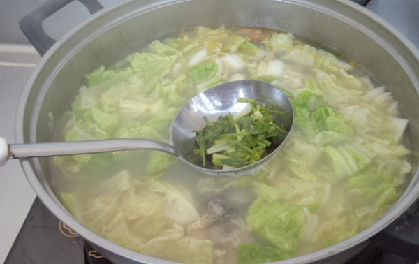 白菜鲫鱼汤,加香菜,盛出即可享用