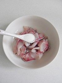 滑炒黑鱼片,黑鱼肉片成片,加1茶匙盐,用手抓捏至鱼片发粘。