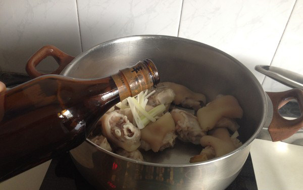 成都烤猪蹄,猪蹄放锅中,放葱姜、料酒去腥
