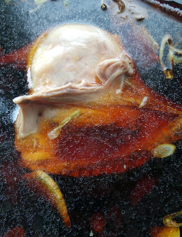 上海酱油鸭腿,锅中继续加冷水,料酒,老抽,生抽,冰糖,葱,姜,香叶,花椒粉,加热至沸腾后加入鸭腿,中火焖炖