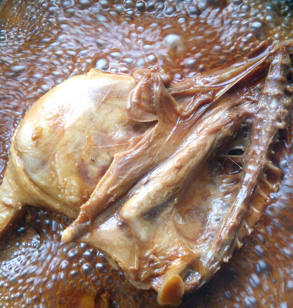 上海酱油鸭腿,焖至汤汁粘稠,中间需翻动几次