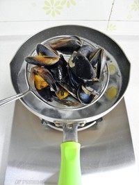 海虹拌菠菜,锅里重新加水,放入姜片大火烧开,再放入海虹,煮至海虹开口后捞出。