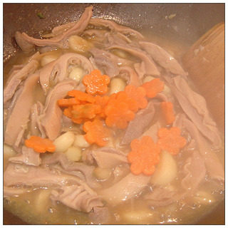 大蒜烧肚条,大水烧开后,中小火炖煮20分钟左右,起锅前,再倒入一小碗淀粉水收汁,再加入<a style='color:red;display:inline-block;' href='/shicai/ 756'>鸡精</a>调味,盛盘时,再放入一些葱花即可。