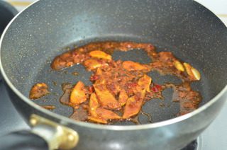 香辣蟹,锅内放底油,将姜片蒜片放入炒香后加入一大勺郫县豆瓣炒出红油。