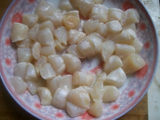 清炒鲜贝,化冻后的<a style='color:red;display:inline-block;' href='/shicai/ 205'>鲜贝</a>洗净,沥去水,倒适量料酒腌制。