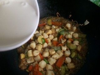 清炒鲜贝,烧开后,翻炒均匀,倒入水淀粉,収汁出锅即可。