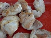 椰香鸡肉烩饭,铸铁锅内倒入3汤匙油,将腌好的鸡腿肉放入锅中大火两面煎成金黄色。取出。