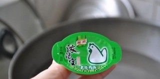 银丝海鲜羹,锅内加水,放入浓汤宝,烧开。