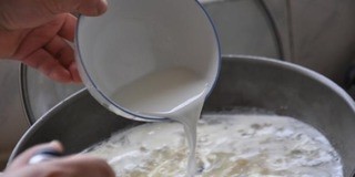 银丝海鲜羹,放入湿淀粉,使其汤汁粘稠,即可。