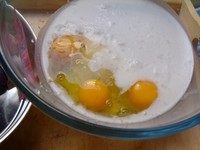 越南木薯椰浆班兰糕,在大碗里混合鸡蛋,1/4 tsp盐,椰奶,糖