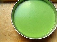 越南木薯椰浆班兰糕,入模的蛋糕马上入烤箱,190度上下火15分钟,转190度下火30分钟即可。出炉稍放凉即可脱模