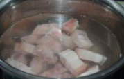 红烧肉,<a style='color:red;display:inline-block;' href='/shicai/ 35949'>带皮五花肉</a>切成大小适中的块状，放入沸水锅中汆去血水，捞出沥干水分